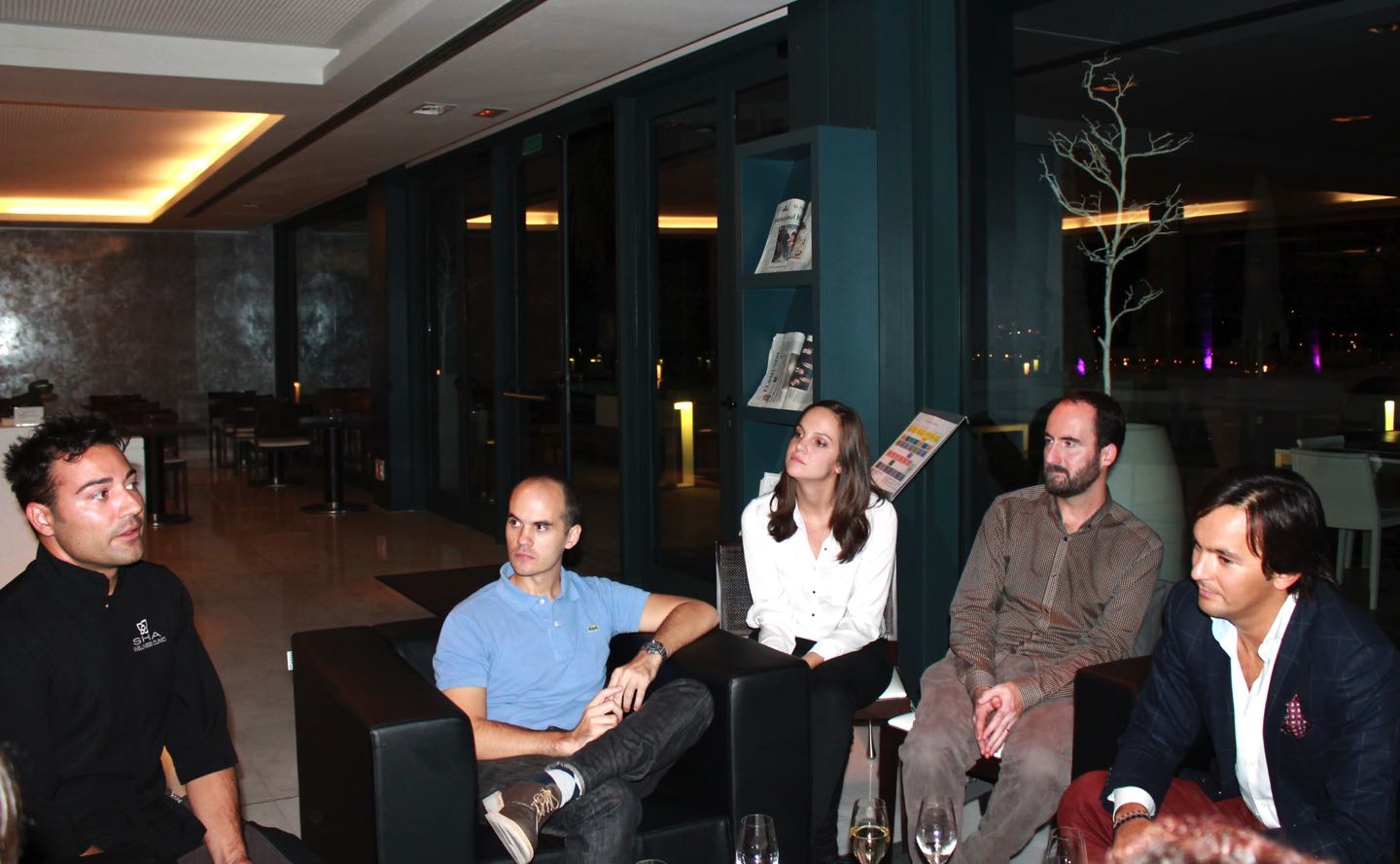 bloggers Blog Trip at SHA: bloggers talking with Pablo Montoro