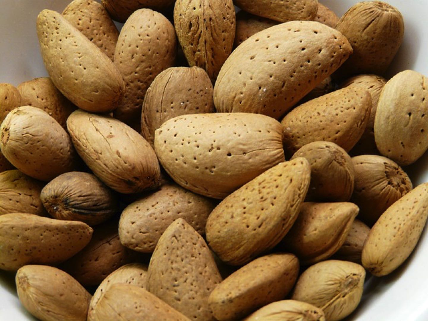 las almendras dan flexibilidad y previenen las machas en la piel y el envejecimiento.