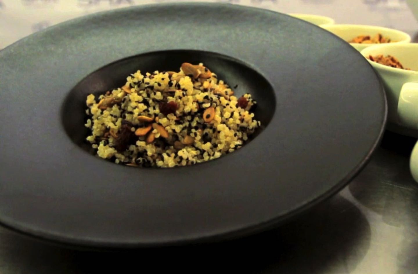 Presentación de una receta saludable: ensalada de quinoa