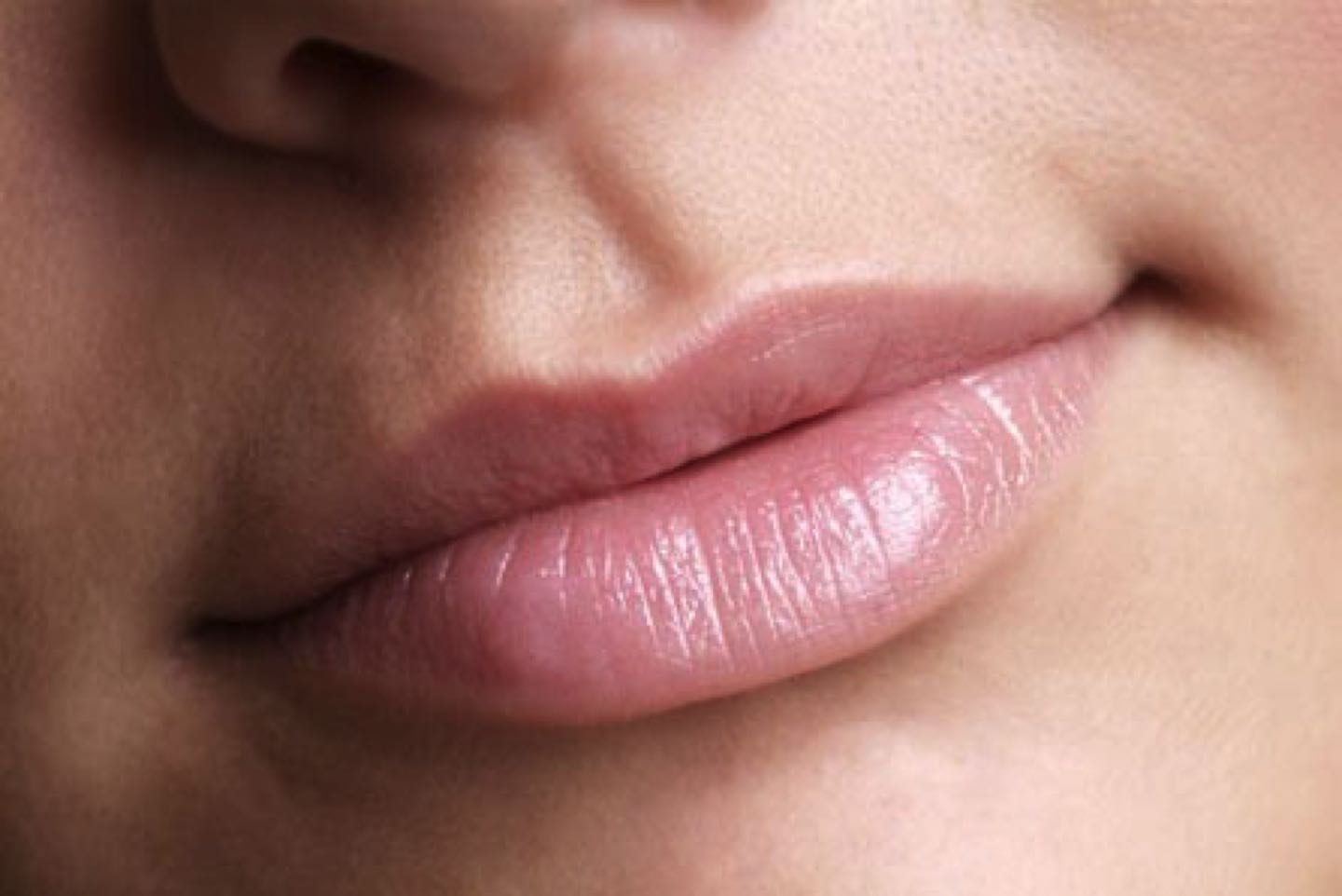 labios jóvenes y atractivos con Lip refresh